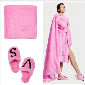 Victoria's Secret FAUX FUR PLUSH BLANKET Pink And Closed Toe Faux Fur Slipper L